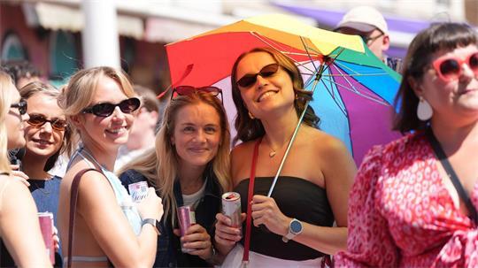 Bei strahlendem Sonnenschein feiert Brighton die Pride Parade.