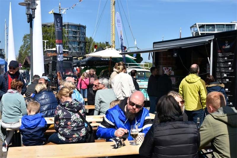 Bei strahlendem Sonnenschein genossen die Besucher die Angebote vom " Stader Craft Beer &amp; Gourmet-Festival." Fotos: Felsch