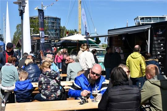 Bei strahlendem Sonnenschein genossen die Besucher die Angebote vom " Stader Craft Beer &amp; Gourmet-Festival." Fotos: Felsch