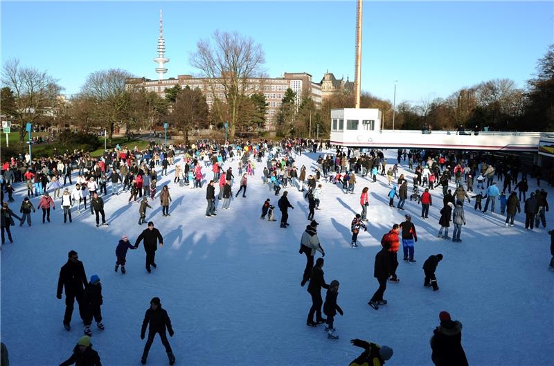Bei strahlendem Sonnenschein sind zahlreiche Schlittschuhläufer auf der Eisbahn im Park „Planten un Blomen“ unterwegs. Foto Charisius