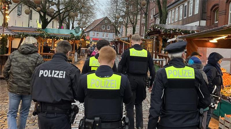 Wie die Polizei das Messerverbot auf dem Weihnachtsmarkt kontrolliert Bei strömendem Regen: Unterwegs in der Waffen- und Messerverbotszone in der Stader Altstadt.