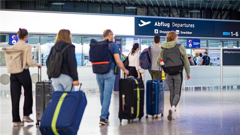 Bei verspäteten oder gestrichenen Flügen fordern viele Passagiere Entschädigung von Airlines – immer wieder beschäftigen solche Fälle die Gerichte. (Symbolbild)
