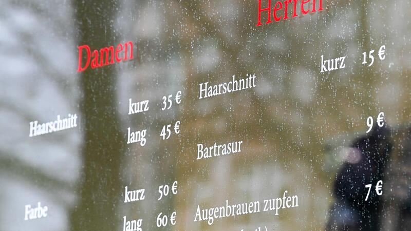Bei vielen Frisören sind Damenhaarschnitte teurer als Haarschnitte für Männer.