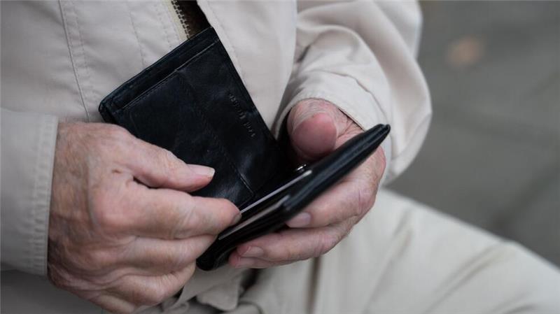 Bahn, Rente, Sommerzeit – was sich im März ändert Bei vielen Rentnerinnen und Rentner wandert weniger Geld aufs Konto. (Symbolbild)