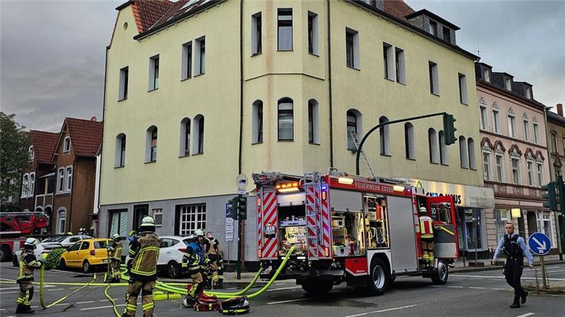 Bei zwei Bränden in Essen sind rund 30 Menschen verletzt worden.