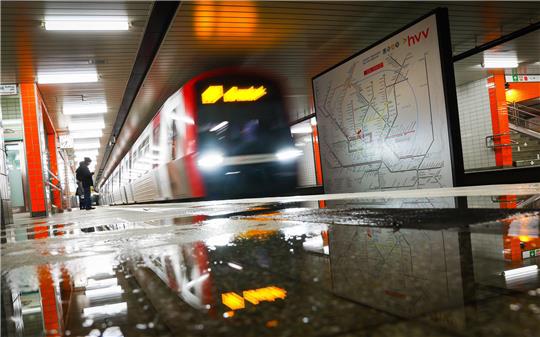 Bei Hamburger U-Bahn-Linie 1 gibt es am kommenden Wochenende Ersatzverkehr. Foto: Christian Charisius/dpa