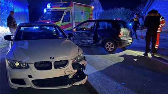 Beide Autoinsassen mussten mit einem Rettungswagen ins Krankenhaus gebracht werden.