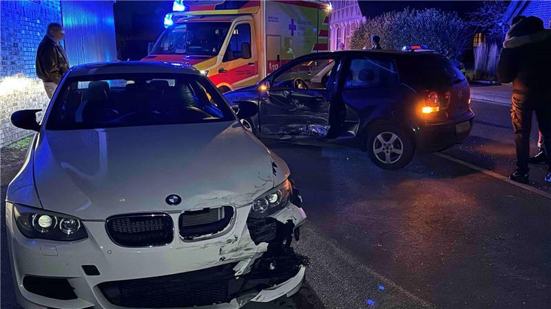 Beide Autoinsassen mussten mit einem Rettungswagen ins Krankenhaus gebracht werden.