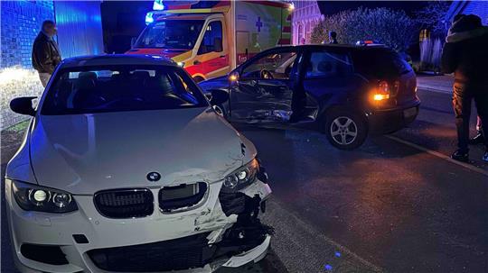 Beide Autoinsassen mussten mit einem Rettungswagen ins Krankenhaus gebracht werden.