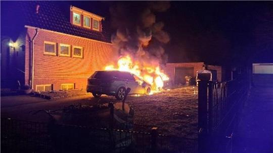 Beide Autos im Vollbrand. Das Feuer weitete sich auf das Mehrfamilienhaus aus.