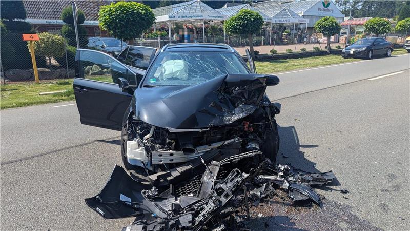 Beide Autos wurden bei dem Unfall komplett zerstört.