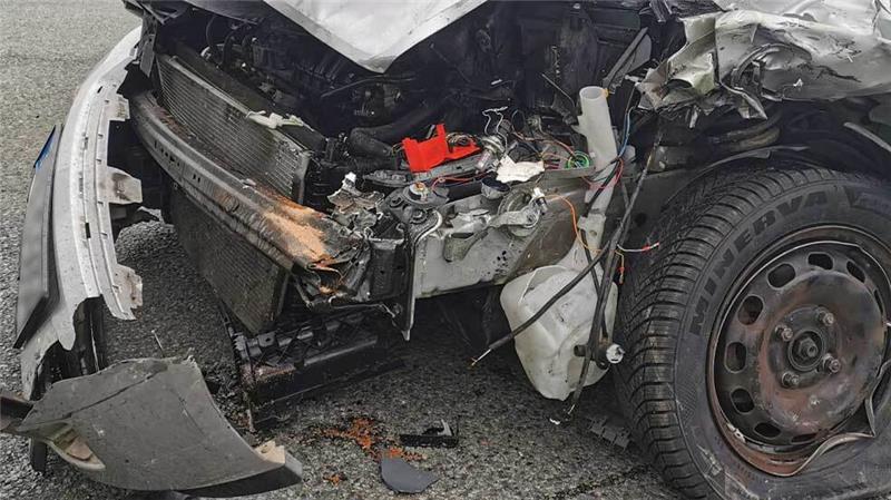 Zwei Autofahrer bei Unfall an der A26 in Jork schwer verletzt Beide Autos wurden bei dem Unfall stark beschädigt. Foto: Polizei