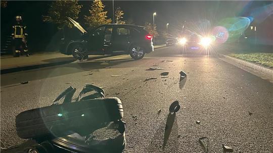 Beide Autos wurden beim Verkehrsunfall in der Hauptstraße in Fredenbeck massiv beschädigt.