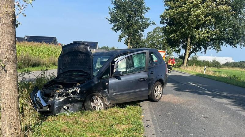 74-Jähriger übersieht Wagen beim Abbiegen in Harsefeld Beide Autos wurden schwer beschädigt. Die Polizei schätzt den Schaden auf 25.000 Euro.