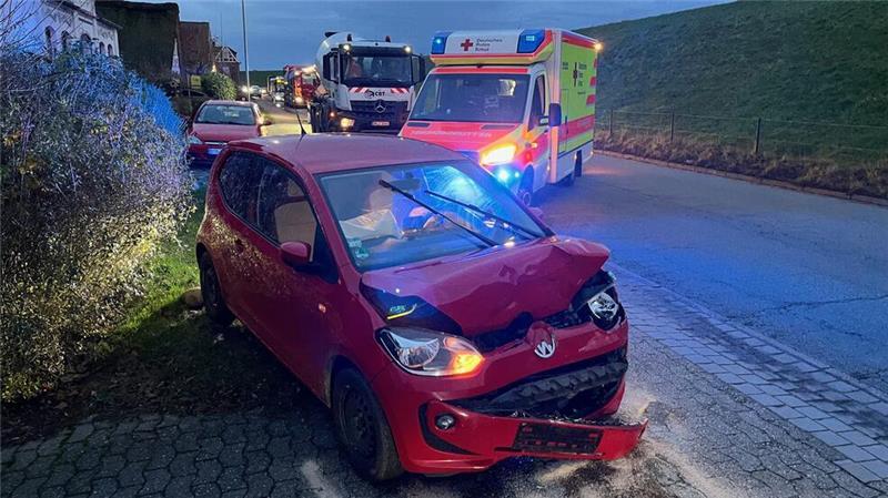 Beide Fahrer wurden bei der Kollision in Grünendeich verletzt.