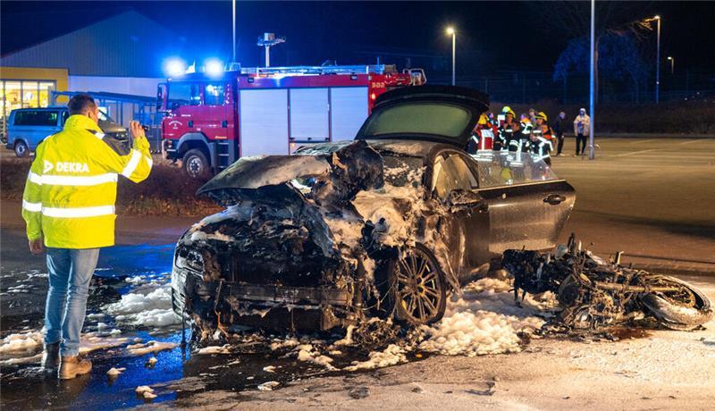 Junger Motorradfahrer stirbt bei Kollision mit Auto auf B75 Beide Fahrzeuge gerieten bei dem Unfall in Brand. Vom Supermarktparkplatz aus mussten zahlreiche Menschen den tragischen Unfall mitansehen.