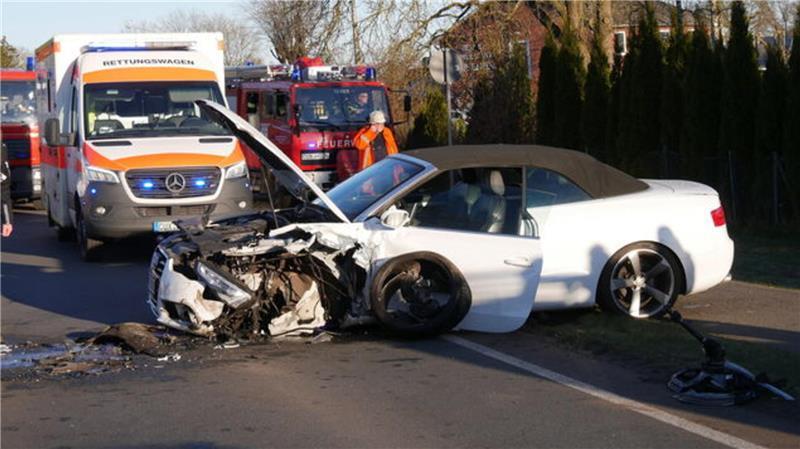 Beide Fahrzeuge kollidierten frontal.