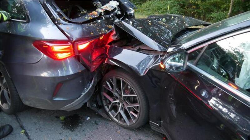 Beide Fahrzeuge sind heftig ineinander verkeilt, sodass es eine schwierige Aufgabe für die Einsatzkräfte ist, an die Batterien zu kommen, um den Brandschutz zu sichern.