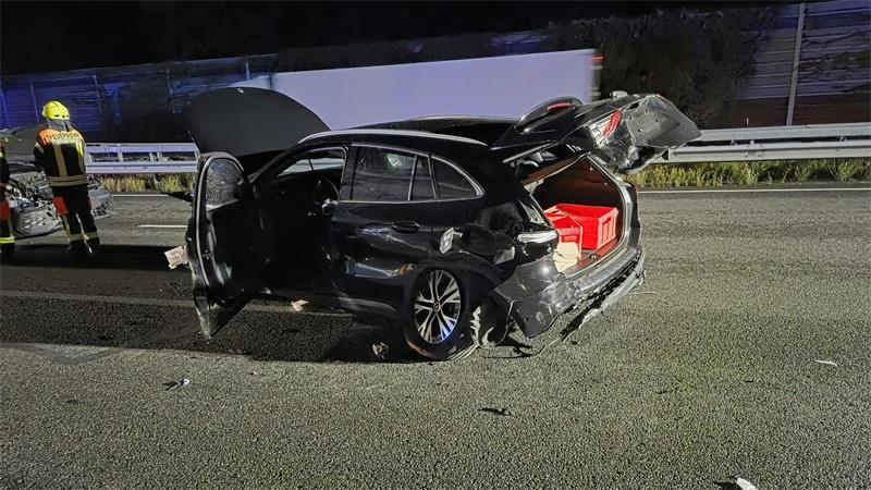 Zwei E-Autos kollidieren auf der A1 – Pkw überschlägt sich Beide Fahrzeuge weisen erhebliche Schäden auf.
