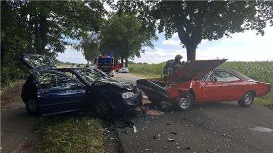 Beide Fahrzeuge wurden bei dem Unfall schwer beschädigt.