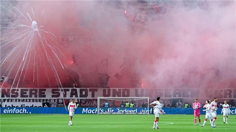 2:2 in Frankfurt: Stuttgart erreicht Champions League Beide Fanlager sorgten mit Pyrotechnik für Verzögerung.