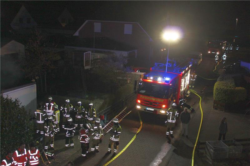 Flammen mitten im Stader Wohngebiet – Großeinsatz Beide Stader Feuerwehr-Züge sowie die Ortwehr Hagen wurden alarmiert. Foto: Feuerwehr/Braun