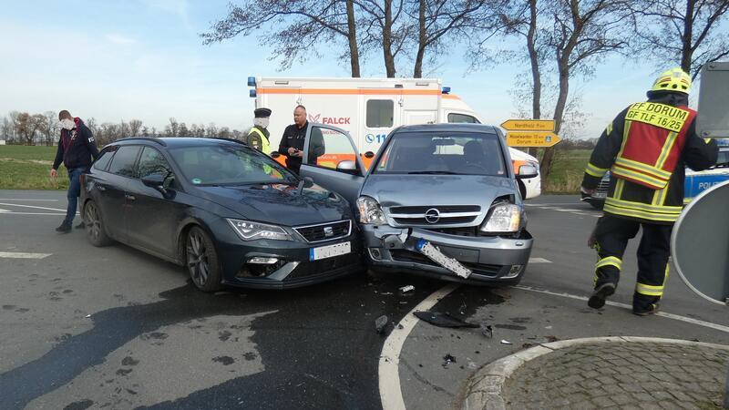 88-Jähriger bei Unfall an Nordseeküste schwer verletzt Beide Unfallwagen mussten abgeschleppt werden.
