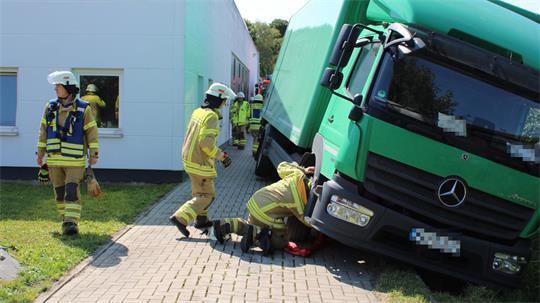 Beide Züge der Stader Feuerwehr rückten aus. Der Laster wurde mit zwei Seilwinden gesichert.
