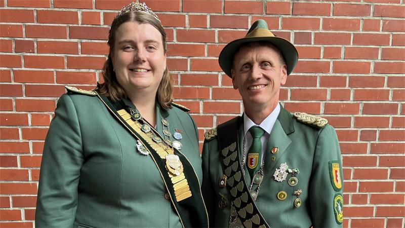 Ein „wilder Haufen“ hat in Brobergen das Regiment übernommen Beide kamen unverhofft zu den Ämtern und freuten sich riesig: Königin Lena Peters und König Jan Tiedemann.