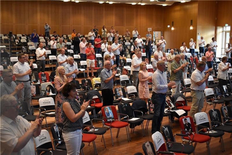 Beifall für Kai Seefried nach seiner Rede und seiner Wahl zum Landratskandidaten. Foto: Vasel