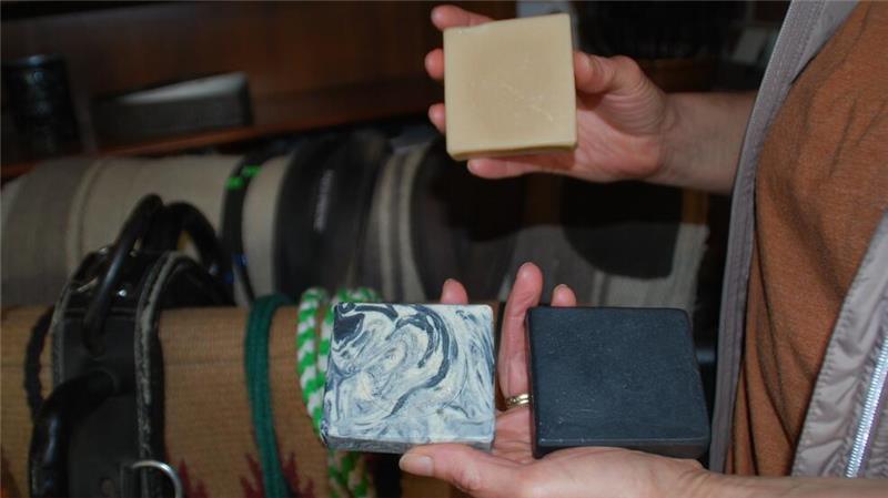 Beige, grau-meliert und schwarz - die Farben der handgesiedeten Seifen, die aus dem Vließ der Auetal-Alpakas hergestellt werden.