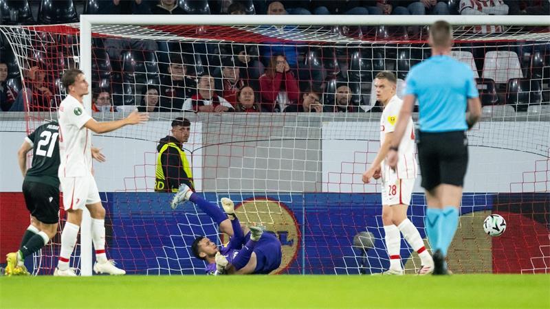 Zwei Eigentore bei Schusters Jubiläum: Freiburg siegt erneut Beim 1:1 machtlos: SC-Torwart Mio Backhaus.