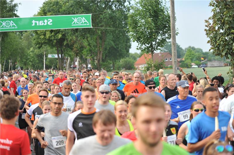 Beim 15. Deinster Spargellauf gingen wieder 1250 Läufer auf den 5,5 Kilometer langen Rundkurs. Die Zeiten sind dabei nebensächlich.