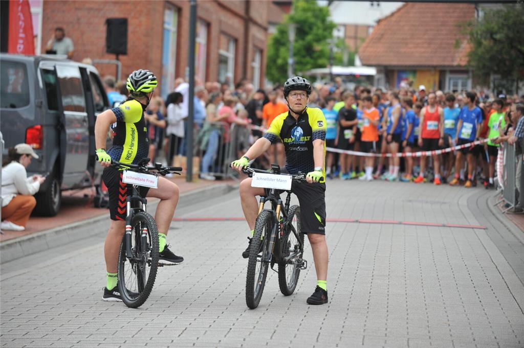 Beim 19. Lauf- und Musikfestival in Harsefeld gingen über 1200 Läuferinnen und L...
