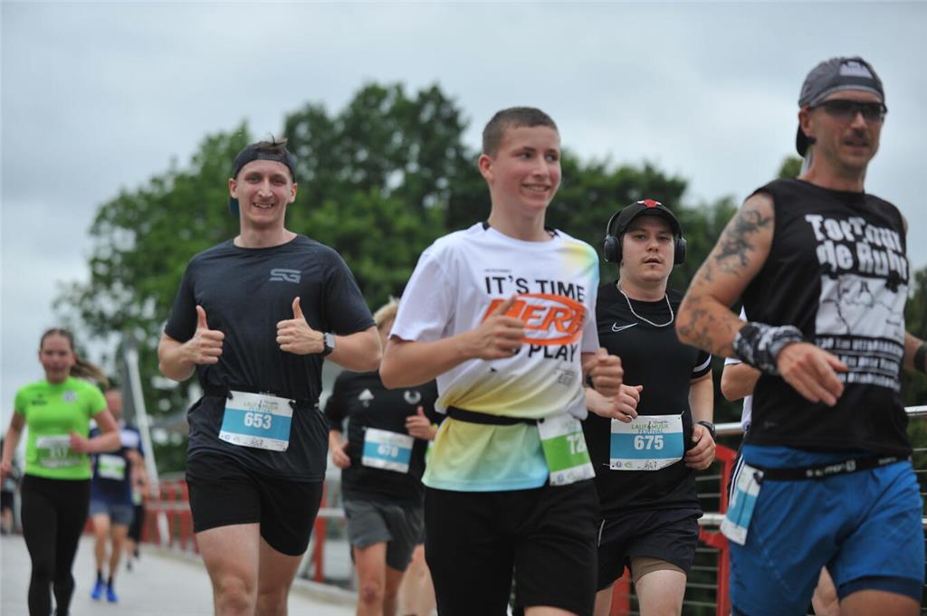 Beim 19. Lauf- und Musikfestival in Harsefeld gingen über 1200 Läuferinnen und L...
