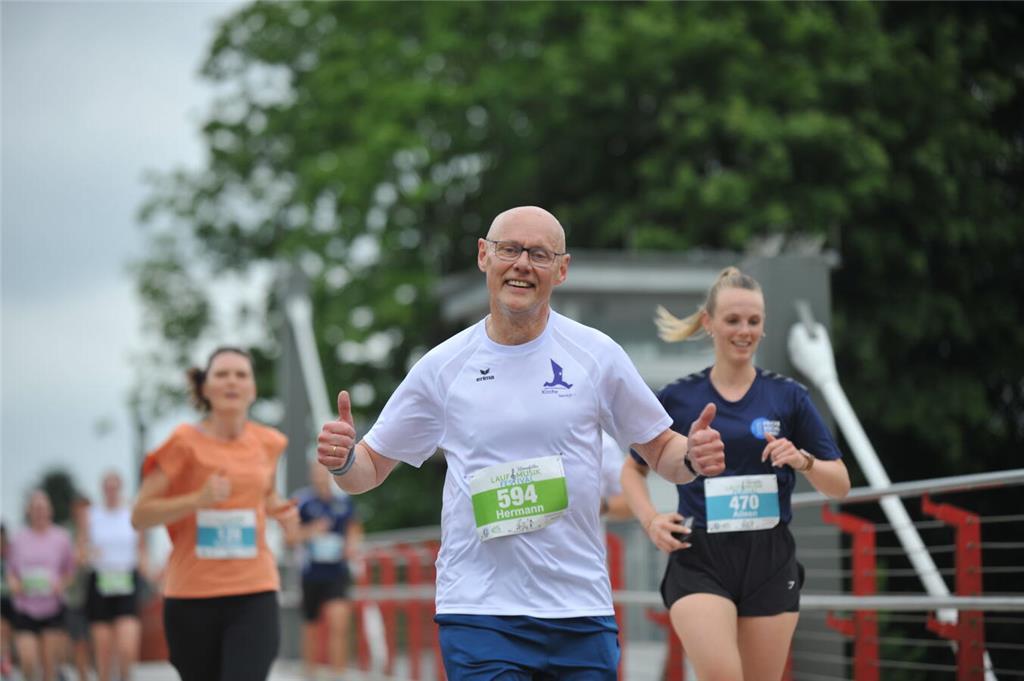 Beim 19. Lauf- und Musikfestival in Harsefeld gingen über 1200 Läuferinnen und L...