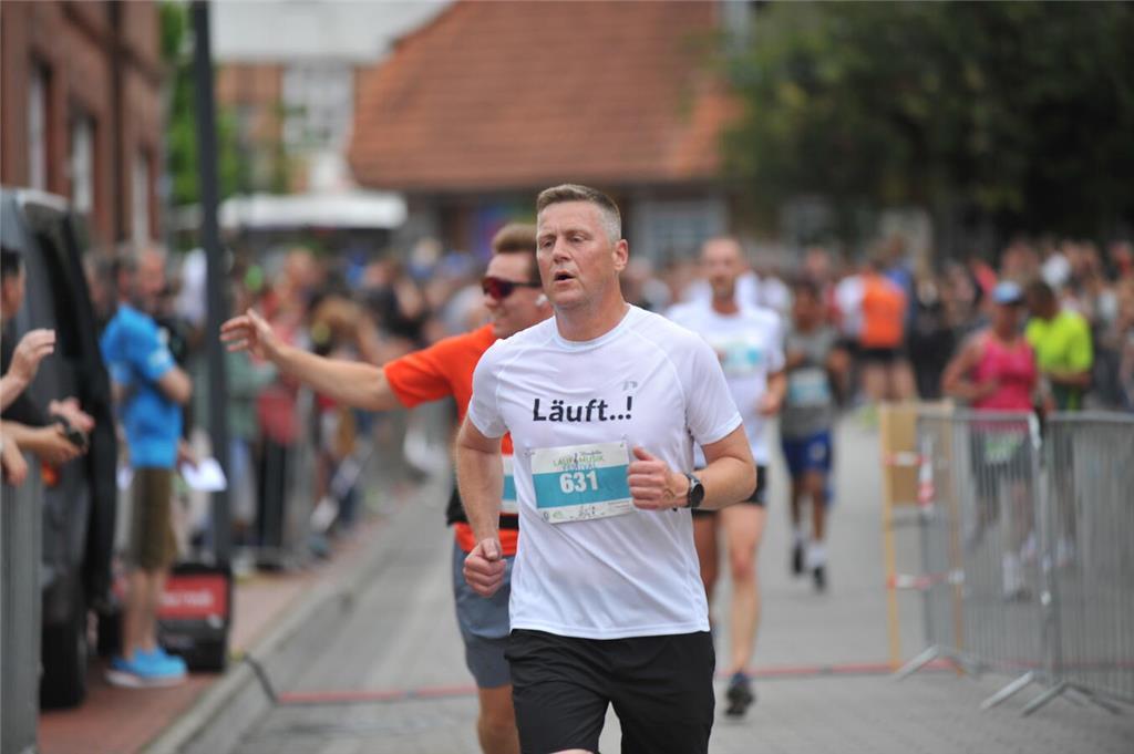 Beim 19. Lauf- und Musikfestival in Harsefeld gingen über 1200 Läuferinnen und L...