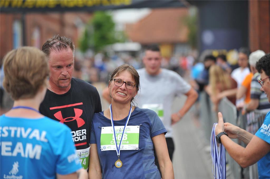 Beim 19. Lauf- und Musikfestival in Harsefeld gingen über 1200 Läuferinnen und L...