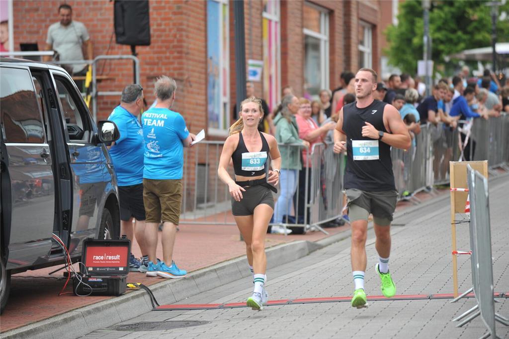 Beim 19. Lauf- und Musikfestival in Harsefeld gingen über 1200 Läuferinnen und L...
