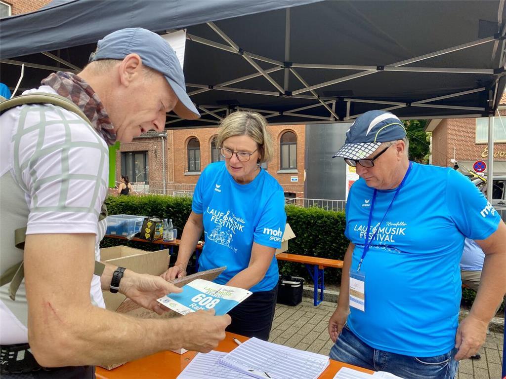 Beim 19. Lauf- und Musikfestival in Harsefeld gingen über 1200 Läuferinnen und L...