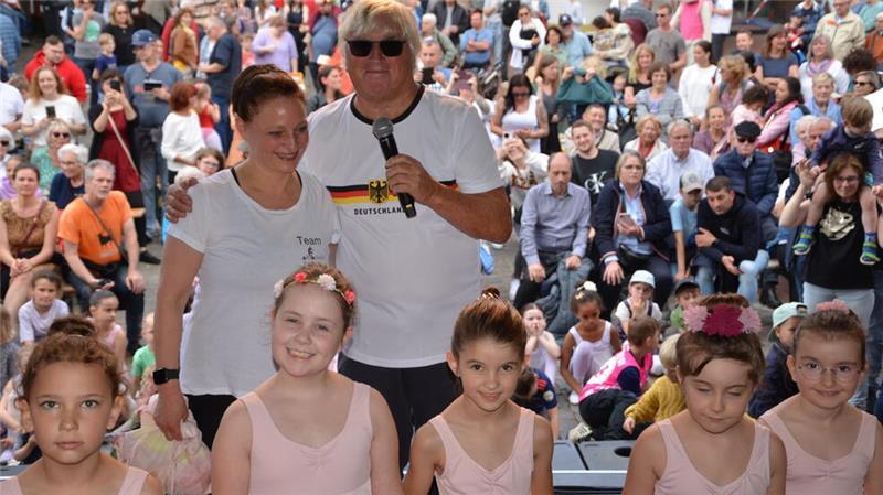 Neu durchgestartet: Stade aktuell mischt bei vielen Veranstaltungen mit Beim 2. verkaufsoffenen Sonntag am Altstadtfest-Wochenende organisierte Stade aktuell ein umfangreiches Programm, unter anderem mit Dirk Ludewig und „...fair geht“ vor auf der Pferdemarktbühne.