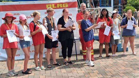 Beim 24-Stunden-Schwimmen der DLRG Ortsgruppe Harsefeld herrschte großer Andrang.