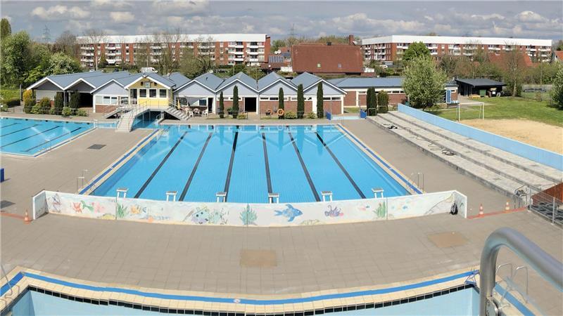Beim 24-Stunden-Schwimmen im Bützflether Freibad sollen möglichst viele Bahnen und Kilometer geschwommen werden, um Spenden für das Brückenjahr der Kita Bützfleth zu sammeln. Foto: Archiv/Verein