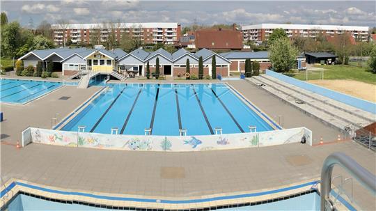 Beim 24-Stunden-Schwimmen im Bützflether Freibad sollen möglichst viele Bahnen und Kilometer geschwommen werden, um Spenden für das Brückenjahr der Kita Bützfleth zu sammeln. Foto: Archiv/Verein