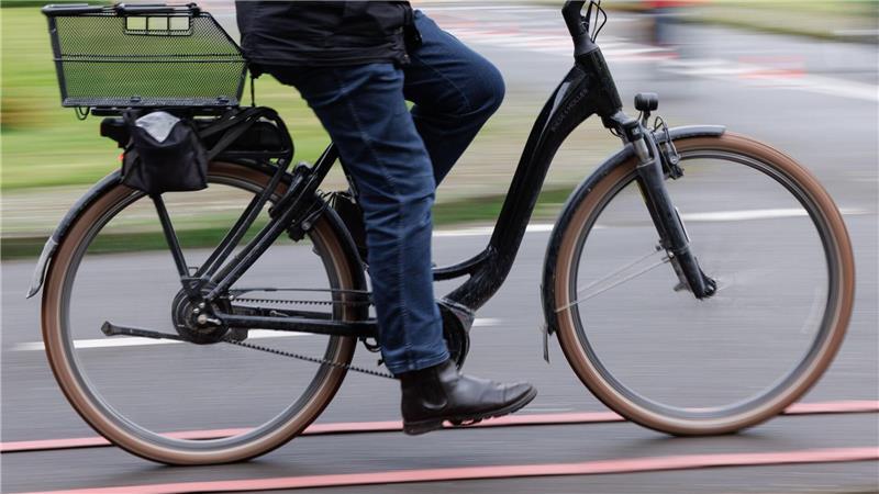 Streitpunkt Verkehrsregeln: Leser fragen - Polizei Stade antwortet Beim Abbiegen müssen Autofahrer auf Fahrradfahrer Rücksicht nehmen - das gilt auch für Pedelec- und E-Bike-Fahrer (Symbolbild).