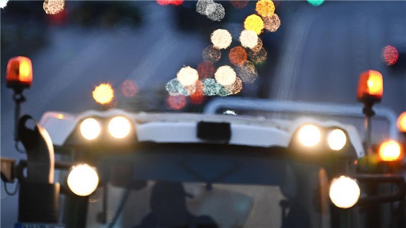 Tödlicher Unfall mit Trecker: Motorradfahrer stirbt Beim Abbiegen nach links in einen Feldweg soll der junge Landwirt den Motorradfahrer übersehen haben.