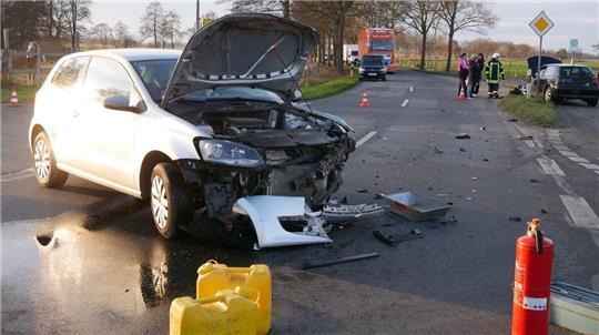 Beim Abbiegen prallt die Autofahrerin aus bisher unbekannter Ursache mit einem Audi A3 zusammen.