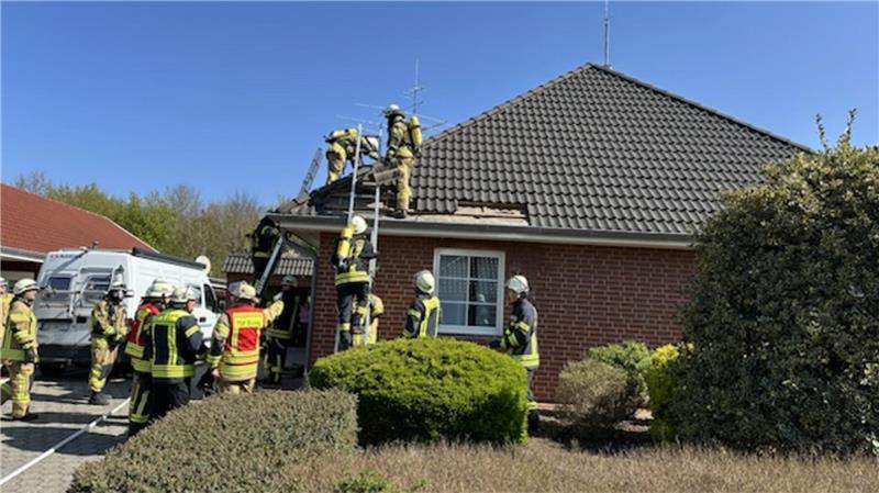 Beim Unkraut-Abbrennen: Haus gerät in Brand Beim Abbrennen von Unkraut war ein Schwelbrand in einer Hauswand entstanden.