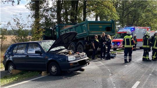 Beim Abkommen von der Straße kollidierte der Lkw mit einem entgegenkommenden VW Golf.