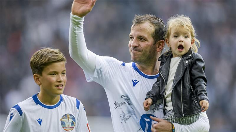 Beim Abschied von Rafael van der Vaart vom HSV war Damián 2019 noch ein Kind. Auf Papas Arm zudem Tochter Jeslyn.
